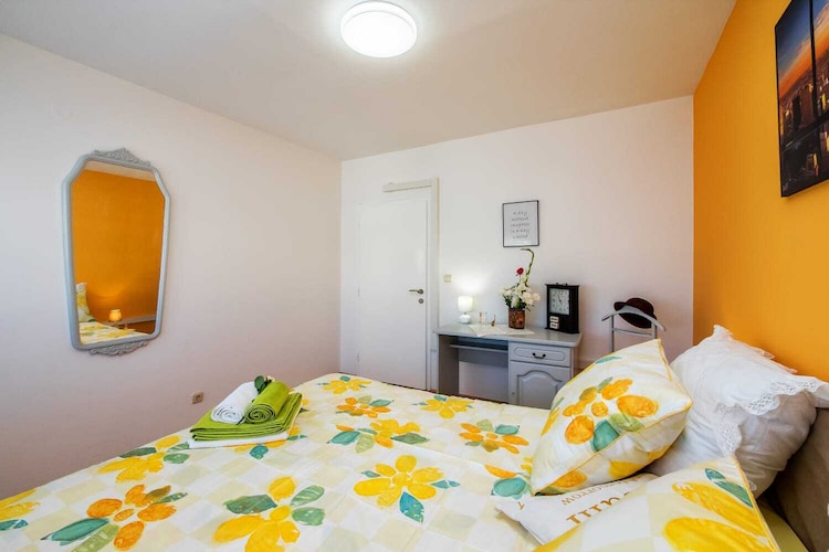 Luxury Split Center Apartment - Two Bedroom Apartment with Balcony-Slaapkamer