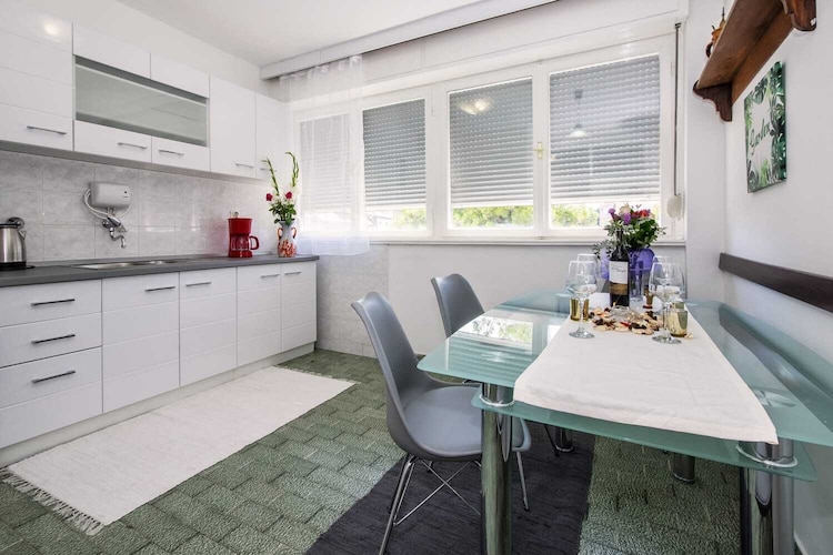 Luxury Split Center Apartment - Two Bedroom Apartment with Balcony-Keuken
