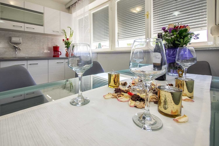 Luxury Split Center Apartment - Two Bedroom Apartment with Balcony-Eetkamer