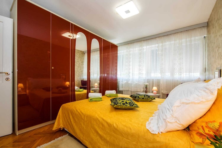 Luxury Split Center Apartment - Two Bedroom Apartment with Balcony-Slaapkamer