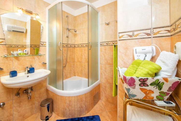 Luxury Split Center Apartment - Two Bedroom Apartment with Balcony-Badkamer