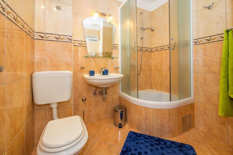 Luxury Split Center Apartment - Two Bedroom Apartment with Balcony-Badkamer