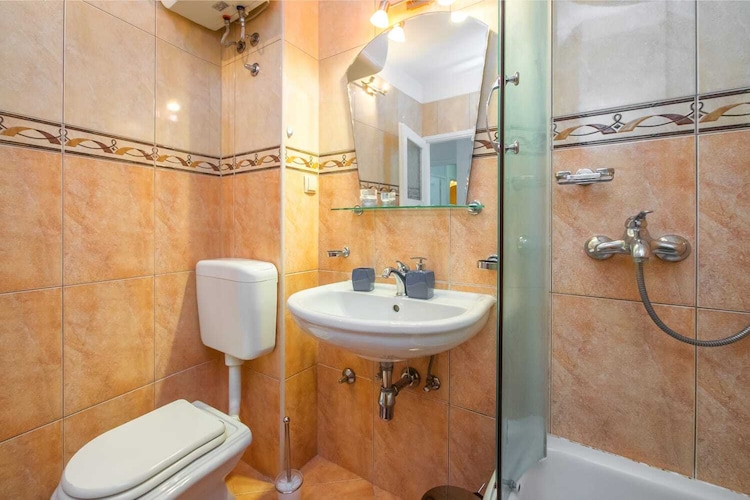 Luxury Split Center Apartment - Two Bedroom Apartment with Balcony-Badkamer