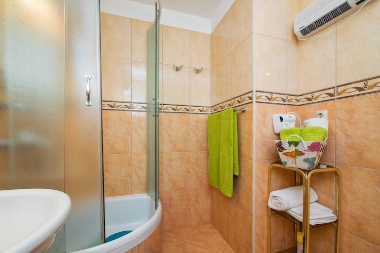 Luxury Split Center Apartment - Two Bedroom Apartment with Balcony-Badkamer