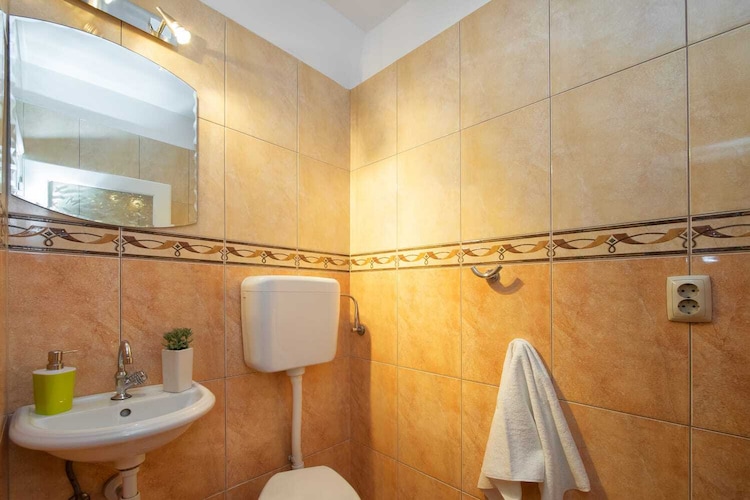 Luxury Split Center Apartment - Two Bedroom Apartment with Balcony-Badkamer