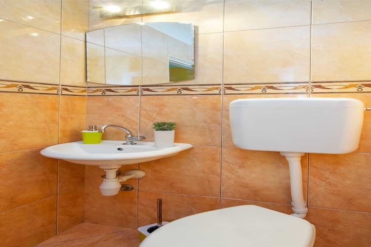 Luxury Split Center Apartment - Two Bedroom Apartment with Balcony-Badkamer