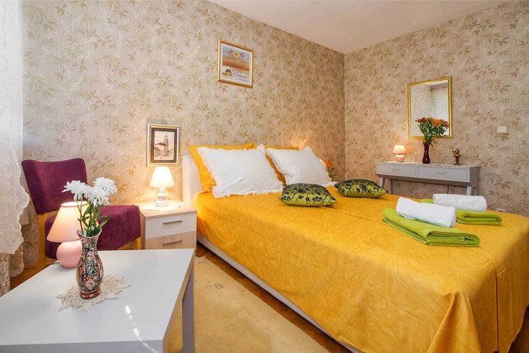 Luxury Split Center Apartment - Two Bedroom Apartment with Balcony-Slaapkamer