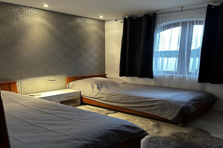 Apartment Frankie's Place - Two-Bedroom Apartment with Terrace and Sea View-Slaapkamer