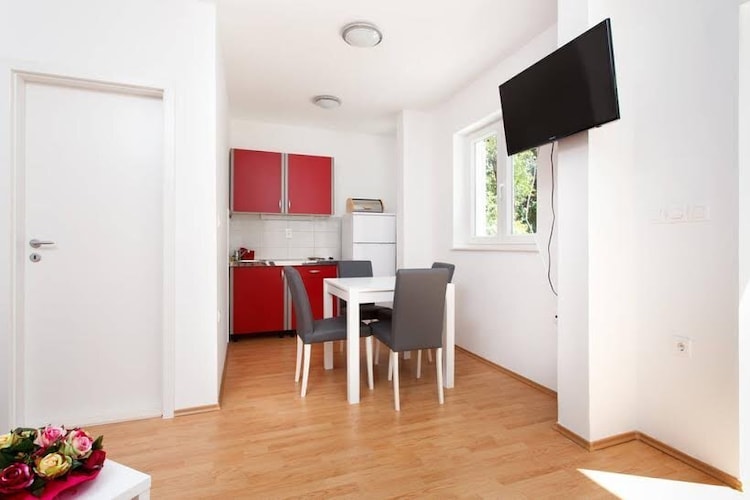 Apartment Happy Holidays - One Bedroom Apartment-Eetkamer