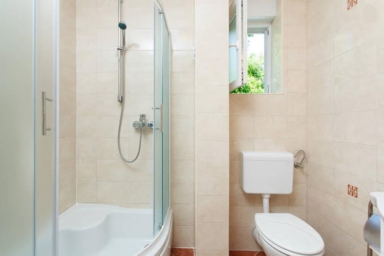 Apartment Happy Holidays - One Bedroom Apartment-Badkamer