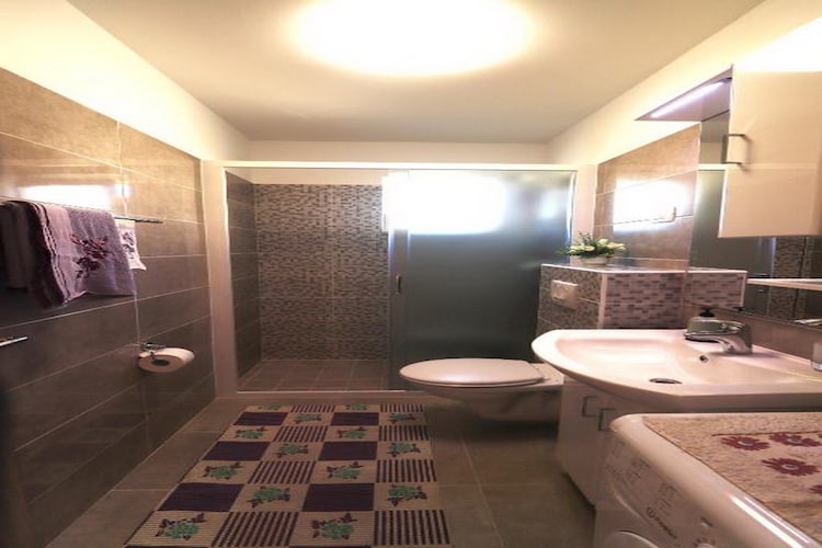 Apartments Clementina Sunrise-Two Bedroom Apartment with Terrace and Sea View (BIG)-Badkamer