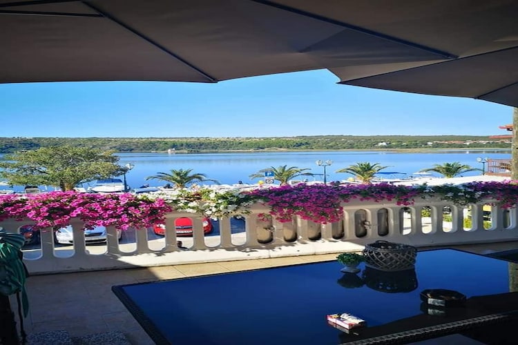 Apartment Marjan - One Bedroom Apartment with shared Terrace-Terras