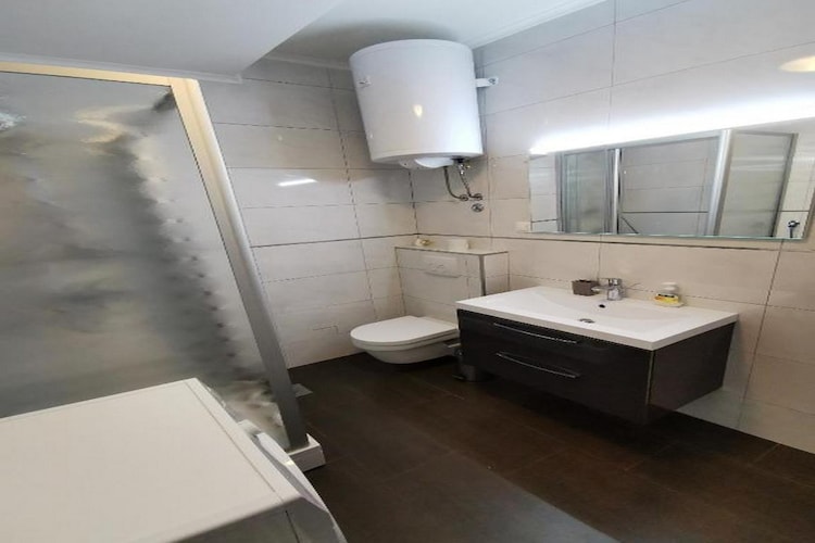 Studio Apartment Feather - Studio Apartment with Terrace-Bathroom
