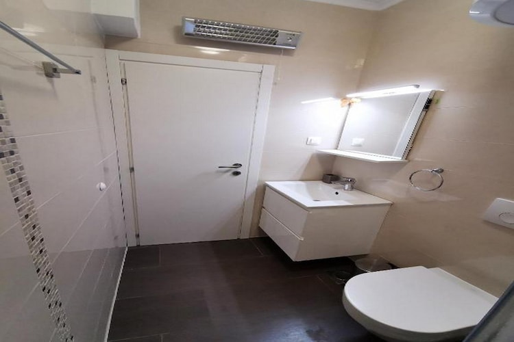 Studio Apartment Feather - Studio Apartment with Terrace-Bathroom