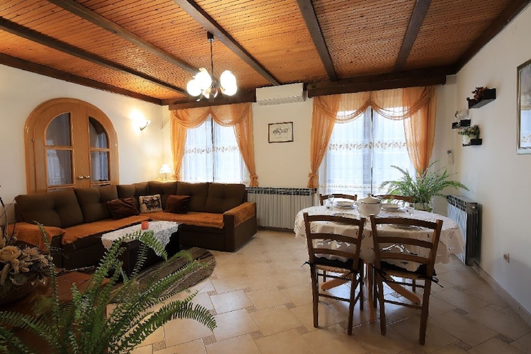 Uitnodigend Apartment in Tribalj met tuin