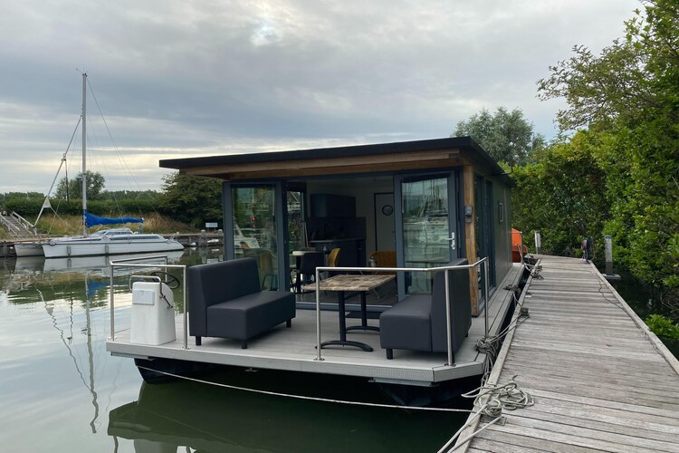 Moderne woonboot in Monnickendam met aanlegsteiger