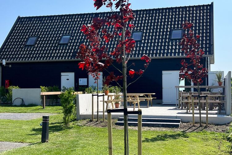 Romantische studio in Stellendam met terras