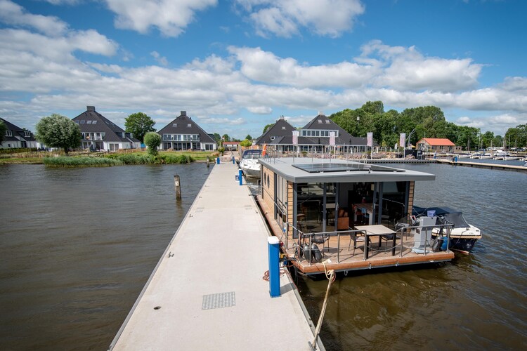 Houseboat Bintang