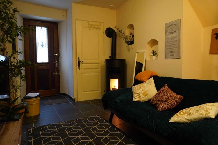 Snug holiday home in Saint-Chinian with fireplace