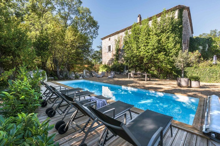 Authentieke vakantieVacation house in Labeaume met privézwembad