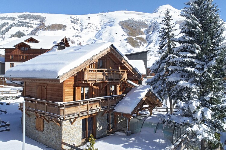 Ruim chalet met sauna en buitenzwembad in de Isère
