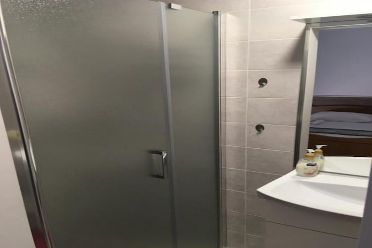 Guesthouse Family Bosnic - Duplex Family Room with Balcony - Gallery - 1-Badkamer