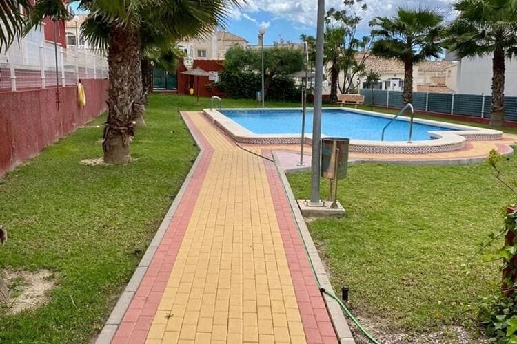 Agréable maison de vacances à Torrevieja avec piscine partagée