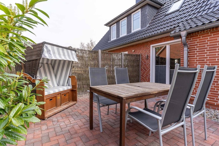 The holiday home is located in the idyllic district of Dorf with its small-town flair. Enjoy the central location and still the absolute peace and quiet. The cozy village center with its cafes, restaurants and shops can be reached in a few minutes on foot and the sea dike is only a short walk away. The apartment is lovingly furnished and very well equipped for the most beautiful days of the year. The interior of the apartment is of high quality Materials, generosity and a puristic, modern ambience.The radiantly bright living and dining area with the open kitchen leads to the spacious terrace.The bedrooms - clear lines, modernity paired with a lot of comfort.In the garden there is a garden shed where you can store your bicycles can shelter and also bicycle racks.In a separate room there is a washing machine and dryer, which you can use for a small fee.The holiday home has 4 apartments.These can accommodate 2 or 4 people.

Highlights included: WiFi, 

activities in nearby: active holidaymakers will find it in the district Ording is the Mecca for beach and water sports enthusiasts. 

Mobility: Not suitable for people with restricted mobility.