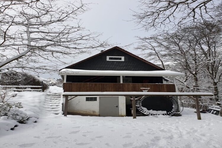 Rustig gelegen vrijstaand vakantiehuis met overdekt terras in Winterberg