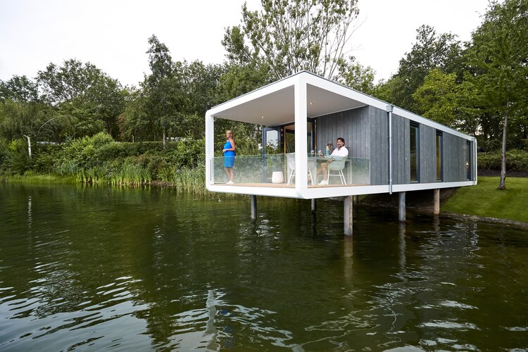 Fraai vakantiehuis boven het water, op een vakantiepark in Limburg