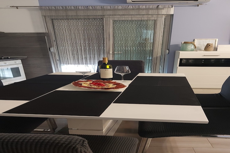 Apartment Villa Louminos - Two Bedroom Apartment with Terrace and Sea View-Salle à manger