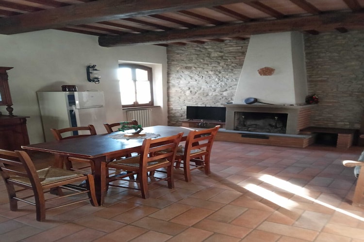 Geräumiges Appartement mit Swimmingpool bei Montone