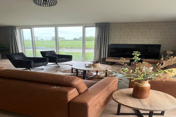 Friese Villa 6 in Leons-Woonkamer
