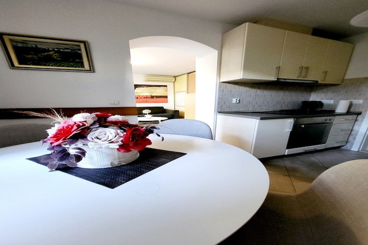 Green Terrace Apartment I - Studio Apartment with Terrace-Eetkamer