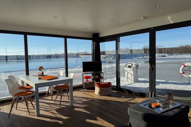 Hausboot Family & Friends mit Hund LP 8 / 4 Personen