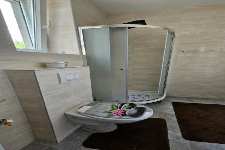 Apartment Gracac - Two Bedroom Apartment with Terrace-Salle de bain