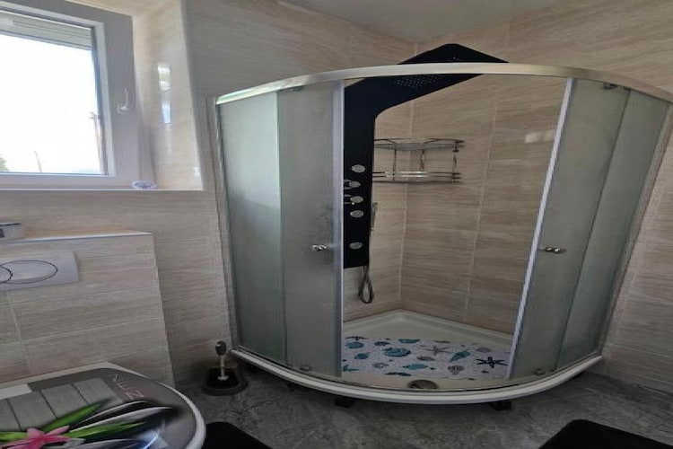 Apartment Gracac - Two Bedroom Apartment with Terrace-Salle de bain