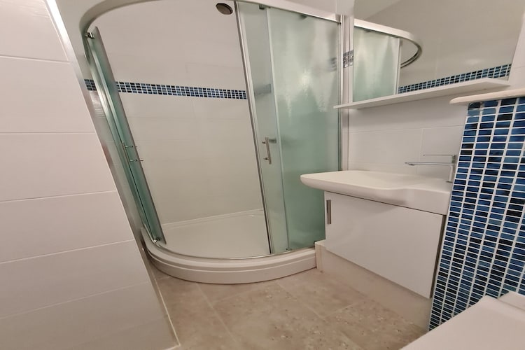 Luxury apartment Ani - Three Bedroom Apartment with terrace and Swimming pool-Badkamer