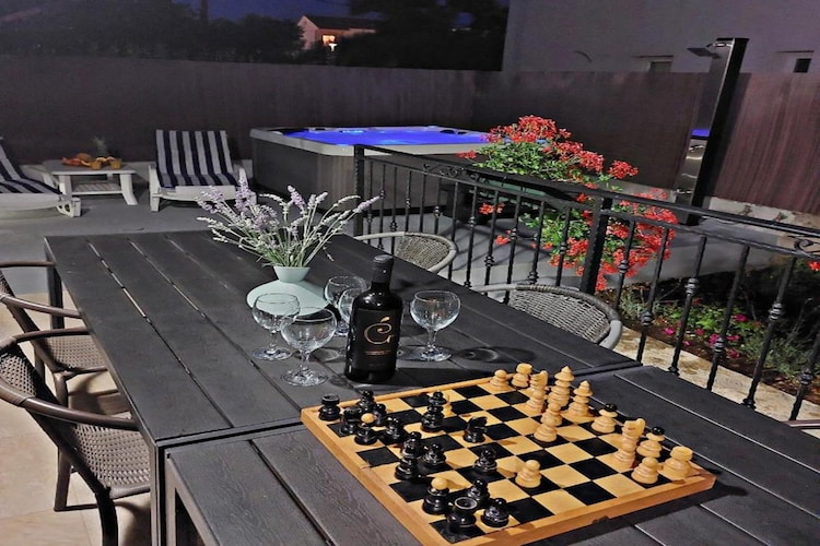 Mihael Holiday House - Three Bedroom Holiday Home with jacuzzi-Esszimmer