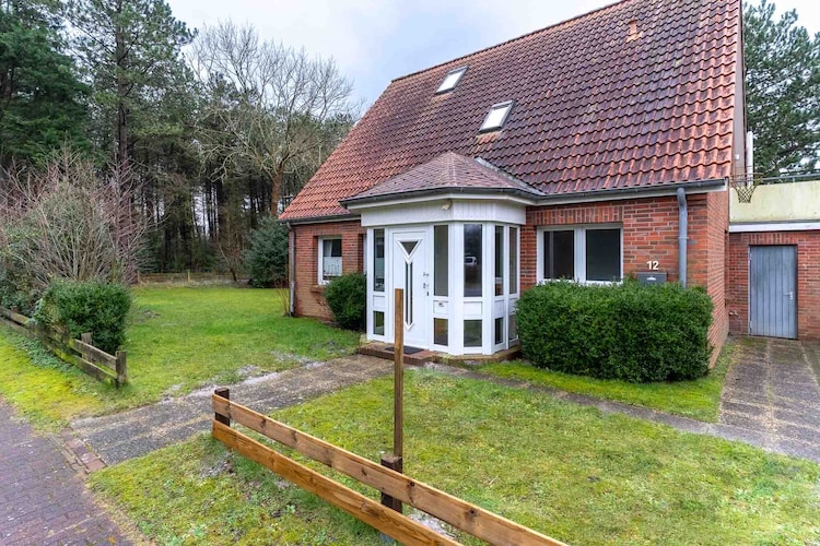 Ground floor: (Kitchen(dining table, hob(4 ring stoves, ceramic), electric kettle, toaster, hood, oven, dishwasher, fridge), Living/diningroom(TV(flatscreen, satellite), dining table, seating area, radio), bedroom(double bed), bedroom(single bed, cot), bedroom(double bed), bathroom(shower, washbasin, toilet, hairdryer), bathroom(shower(walk-in shower), washbasin, toilet))\n\nheating, garden, garden furniture, parking, Laundry Package incl.