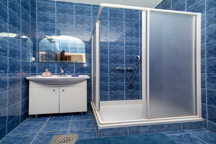 San Vinogradara - One Bedroom Holiday Home with Hot Tube-Badkamer