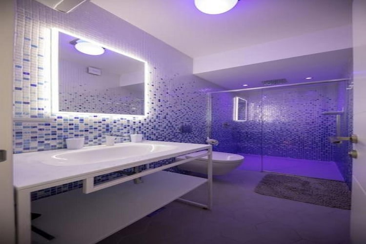 Buena Vista - Two Bedroom Holiday Home with Swimming pool-Bathroom