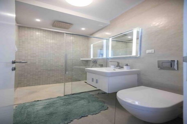 Buena Vista - Two Bedroom Holiday Home with Swimming pool-Bathroom