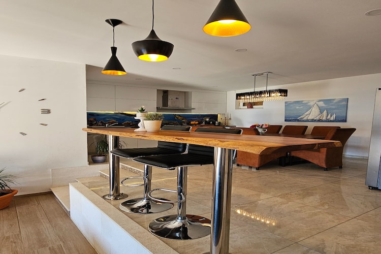 Holiday Home Sunrise - Three Bedroom Holiday Home-Eetkamer
