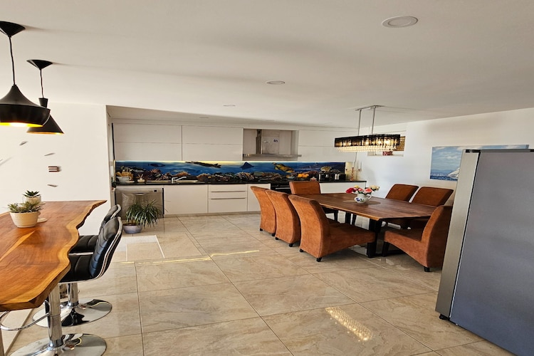 Holiday Home Sunrise - Three Bedroom Holiday Home-Eetkamer