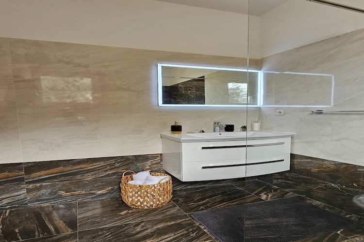 Holiday Home Sunrise - Three Bedroom Holiday Home-Badkamer