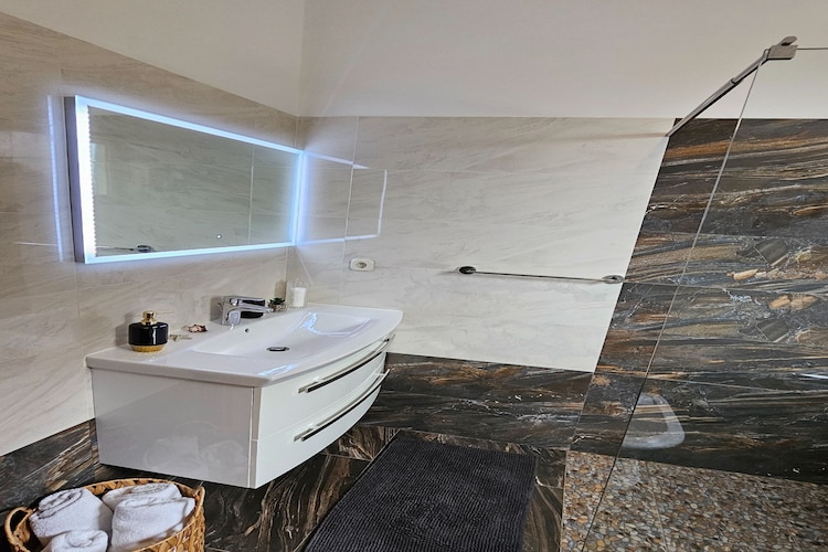 Holiday Home Sunrise - Three Bedroom Holiday Home-Badkamer