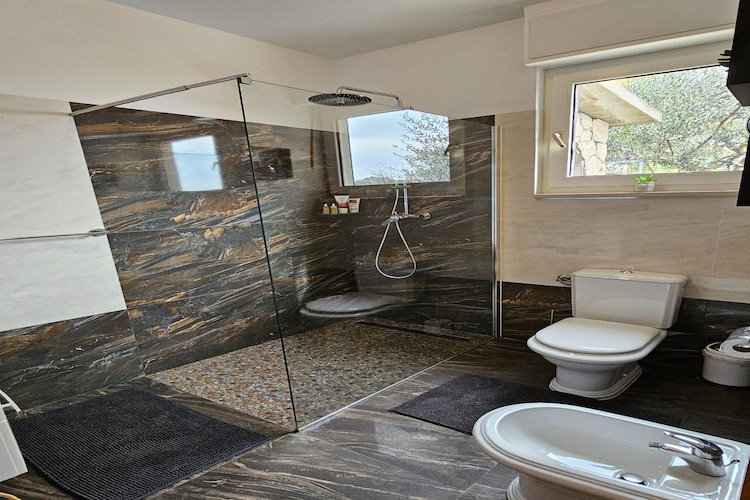 Holiday Home Sunrise - Three Bedroom Holiday Home-Badkamer