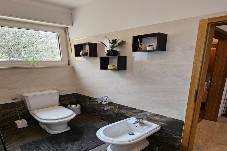 Holiday Home Sunrise - Three Bedroom Holiday Home-Badkamer