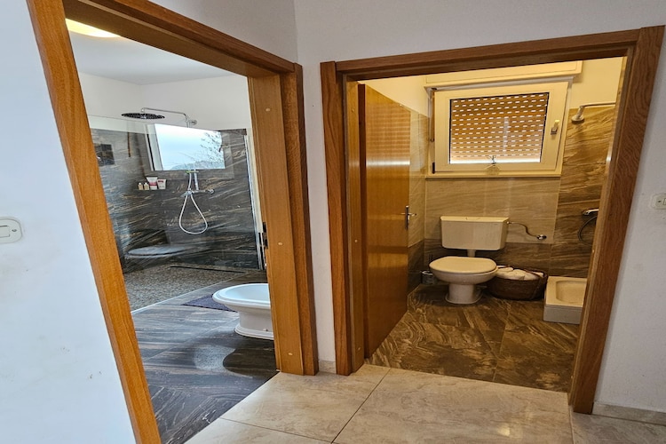 Holiday Home Sunrise - Three Bedroom Holiday Home-Badkamer